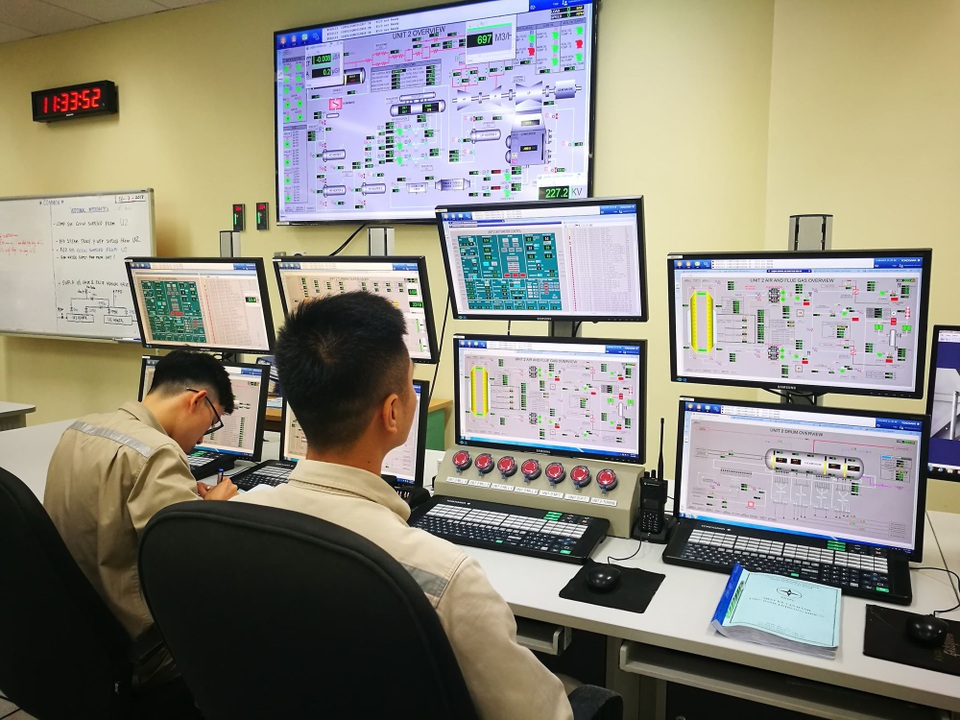 Nhiệt điện Thái Bình: Một nhà máy rất nhiều màu...xanh - 3
Các kỹ sư trong phòng điều khiển hệ thống của nhà máy