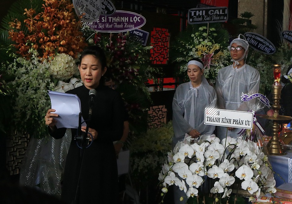 NSƯT Thanh Thúy - đại diện Sở Văn hóa Thể thao TPHCM đọc điếu văn để tưởng nhớ, cảm ơn sâu sắc những đóng góp to lớn của nghệ sĩ Thanh Hoàng cho nền nghệ thuật kịch nói tại TPHCM và cả nước. Những chia sẻ đáng nhớ về nghệ sĩ Thanh Hoàng lúc sinh thời đã khiến những ai có mặt trong tang lễ đều cảm thấy xúc động.