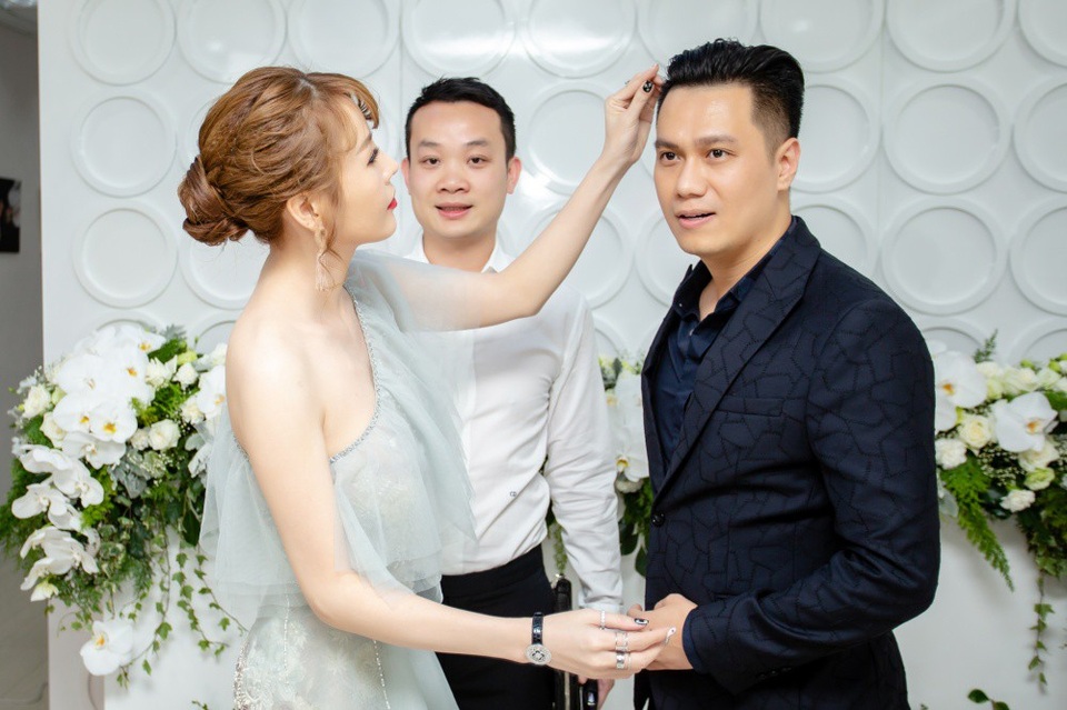Quế Vân nói Bảo Thanh “sân si” khi “đá xéo” cô và Việt Anh dựng scandal tình ái - 6 Quế Vân thoải mái công khai tình tứ với Việt Anh sau khi đã được bà xã Việt Anh cho phép.