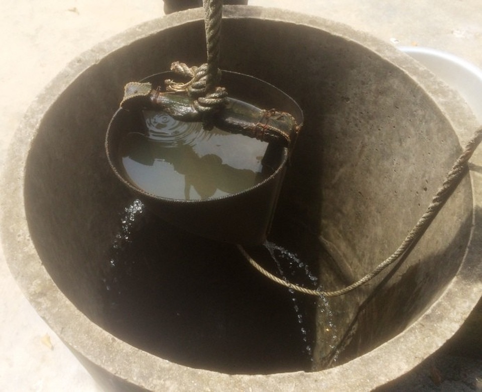 Hàng trăm hộ dân miền núi lâm cảnh thiếu nước sinh hoạt trầm trọng - 1
Do nắng hạn kéo dài nên nguồn nước sinh hoạt của người dân dần cạn kiệt