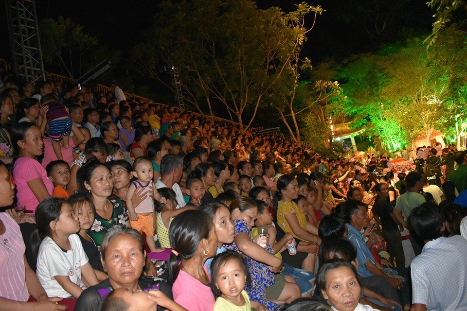 "A lô Lèn Hà": Câu chuyện xúc động về người lính thông tin - 2 Rất đông người dân đến tại Khu Di tích hang Lèn Hà để theo dõi chương trình