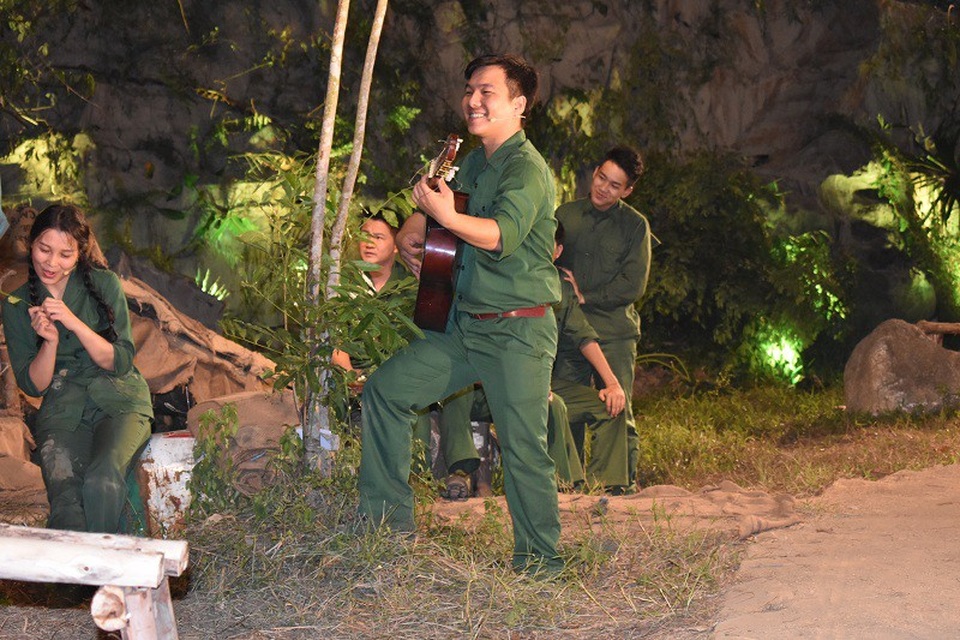 "A lô Lèn Hà": Câu chuyện xúc động về người lính thông tin - 5 "A lô Lèn Hà": Câu chuyện xúc động về người lính thông tin - 5