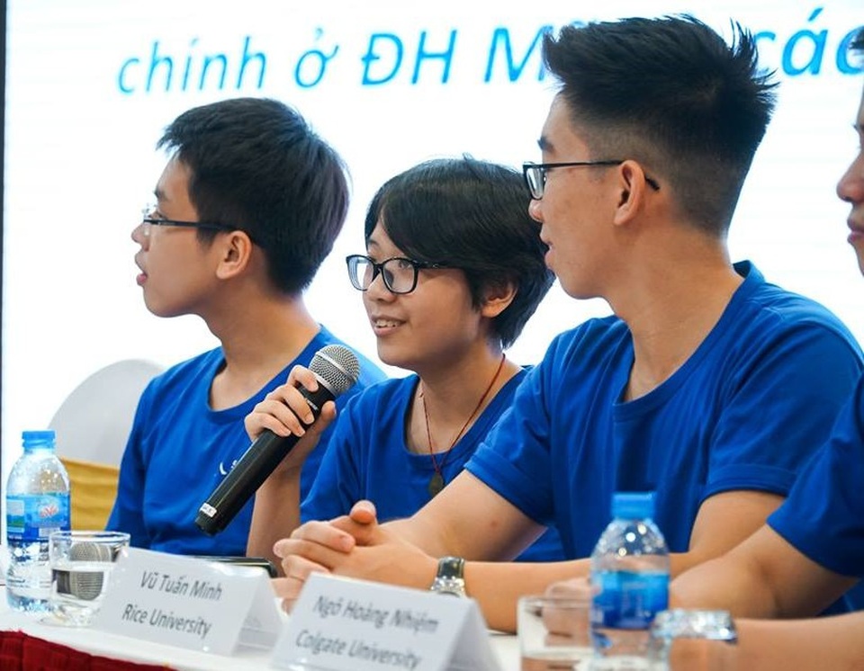 Muốn xin nhiều học bổng nhất vào ĐH Mỹ, nên nộp hồ sơ ở thời điểm nào? - 4 Em Phạm Tuấn Bảo Châu, sinh viên Việt tại Đại học Yale, Mỹ (ngồi giữa) chia sẻ kinh nghiệm bản thân.