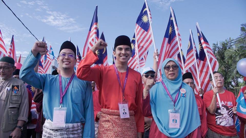 Chân dung bộ trưởng 25 tuổi vừa tài, vừa đẹp của Malaysia - 6 Ông Saddiq còn là một gương mặt được công chúng yêu thích trên mạng xã hội, với gần 1 triệu người theo dõi trên Instagram. Ông cũng trực tiếp điều hành các phần hỏi đáp trực tuyến trên Facebook để lắng nghe và tiếp cận với mọi băn khoăn của các cử tri trẻ Malaysia trong mọi lĩnh vực của cuộc sống. (Ảnh: Facebook)