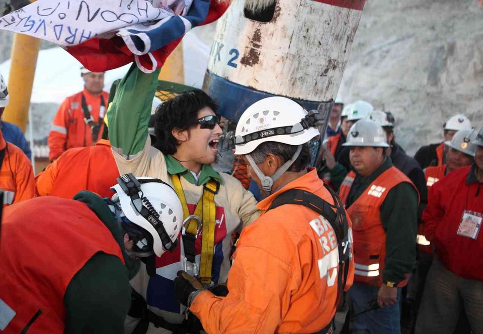 Những chiến dịch giải cứu kỳ diệu từ hang sâu - 3
Các nhân viên cứu hộ đưa các thợ mỏ Chile lên mặt đất trong vụ giải cứu năm 2010 (Ảnh: ENCA)