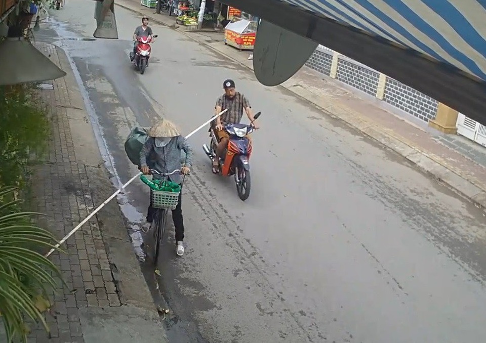 Clip tai nạn đáng sợ vì xe đạp chở hàng nguy hiểm trên đường - 1 Thanh sắt chìa ra ngoài đâm thẳng vào ngực người đàn ông đi xe máy ở phía sau