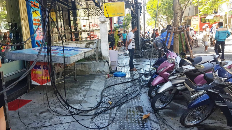 Trụ điện phát nổ như pháo hoa giữa trời nắng 40 độ C - 6
Cơ quan chức năng đang làm rõ vụ việc