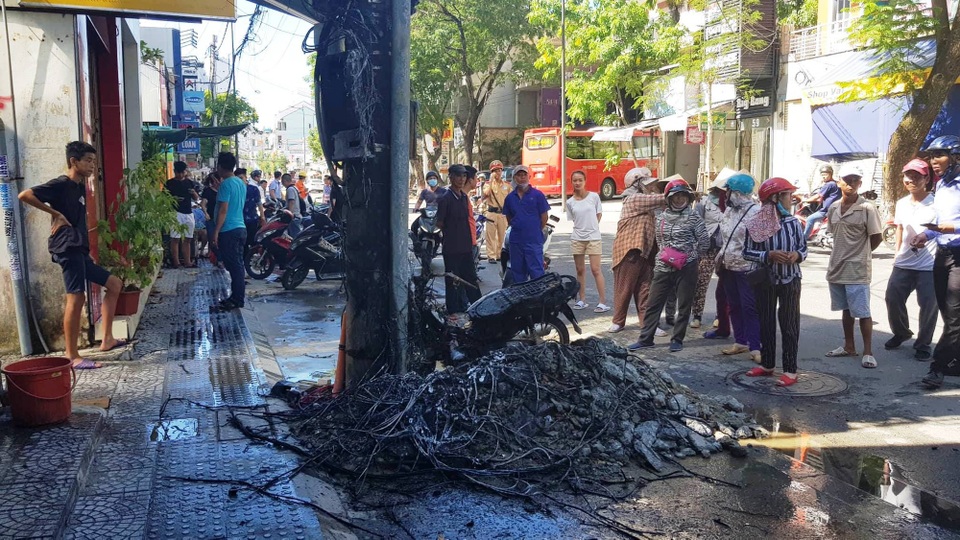 Trụ điện phát nổ như pháo hoa giữa trời nắng 40 độ C - 3 Trụ điện phát nổ như pháo hoa giữa trời nắng 40 độ C - 3