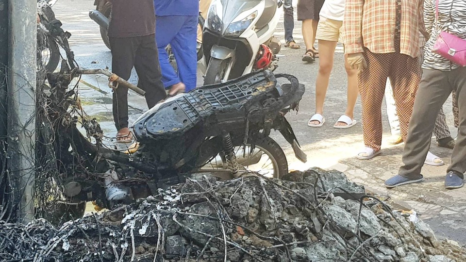 Trụ điện phát nổ như pháo hoa giữa trời nắng 40 độ C - 7
Hiện trường vụ cháy (ảnh: Lê Huy Hoàng Hải)