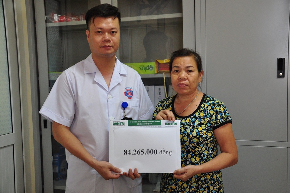 Bác Thoa nhận số tiền bạn đọc báo điện tử Dân trí giúp đỡ.