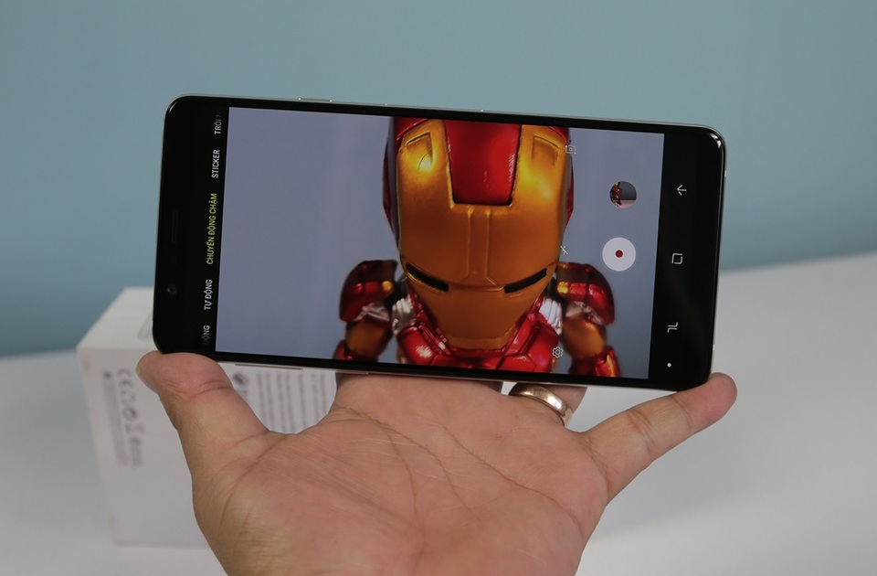 Đánh giá Samsung Galaxy A8 Star, smartphone có mặt lưng tựa iPhone X - 11 Đánh giá Samsung Galaxy A8 Star, smartphone có mặt lưng tựa iPhone X - 11