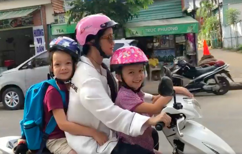 4 diva hàng đầu Việt Nam: người hạnh phúc an yên, kẻ truân chuyên lỡ dở - 9 Hồng Nhung chở các con đi học sau li hôn.