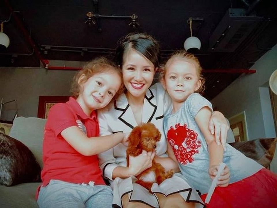 4 diva hàng đầu Việt Nam: người hạnh phúc an yên, kẻ truân chuyên lỡ dở - 10 Cô dành nhiều nhất thời gian có thể bên cặp song sinh.