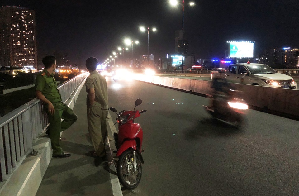 Trắng đêm tìm nam thanh niên nhảy cầu Sài Gòn - 4 Chiếc xe máy của nam thanh niên bỏ lại tại hiện trường trên cầu Sài Gòn.