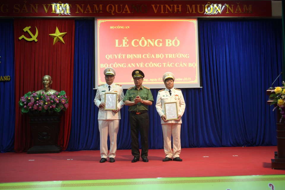Điều động Thiếu tướng Tô Ân Xô giữ chức Giám đốc Công an tỉnh Bắc Giang - 1
Thượng tướng Nguyễn Văn Thành, Ủy viên trung ương Đảng, Thứ trưởng Bộ Công an (giữa) trao quyết định điều động, bổ nhiệm cho Thiếu tướng Tô Ân Xô và Đại tá Phạm Mạnh Thường.