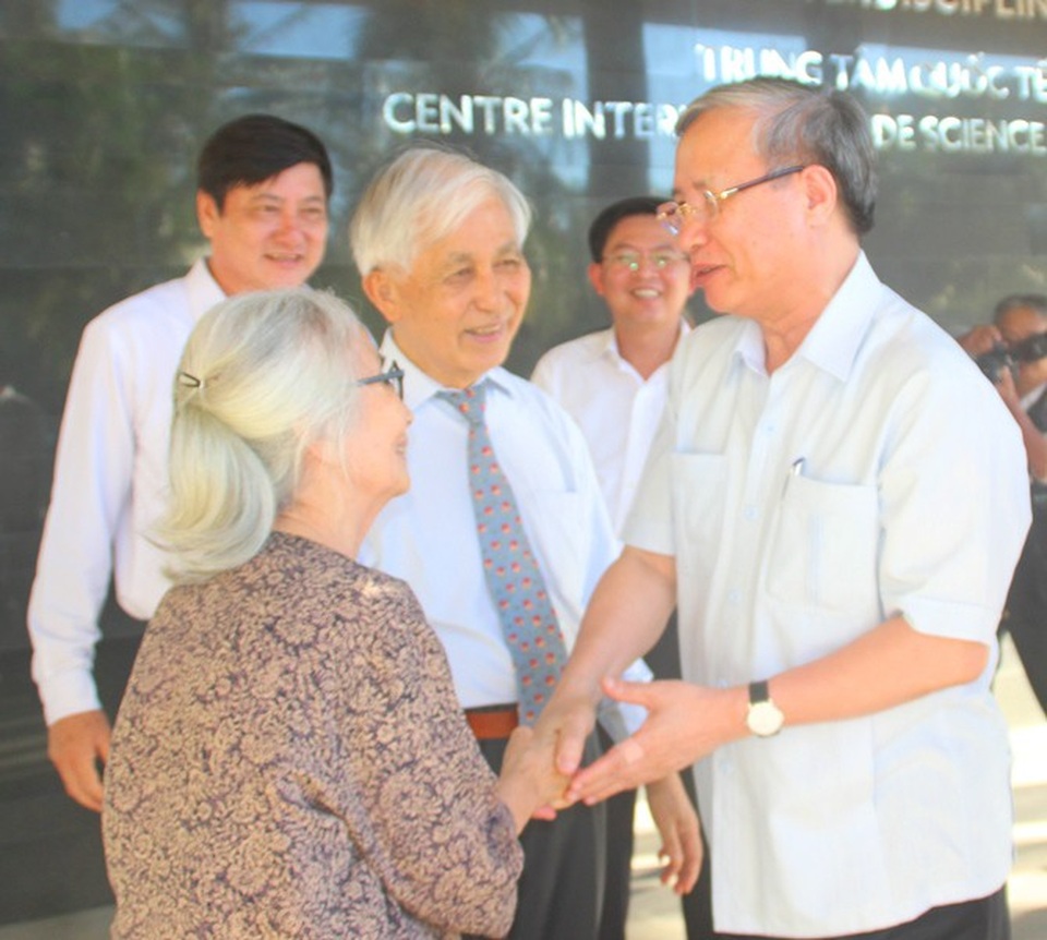 "Khoa học phải mở đường cho đất nước phát triển" - 2 
Ông Trần Quốc Vượng bày tỏ sự ngưỡng mộ đối với vợ chồng GS. Trần Thanh Vân và GS. Lê Kim Ngọc.