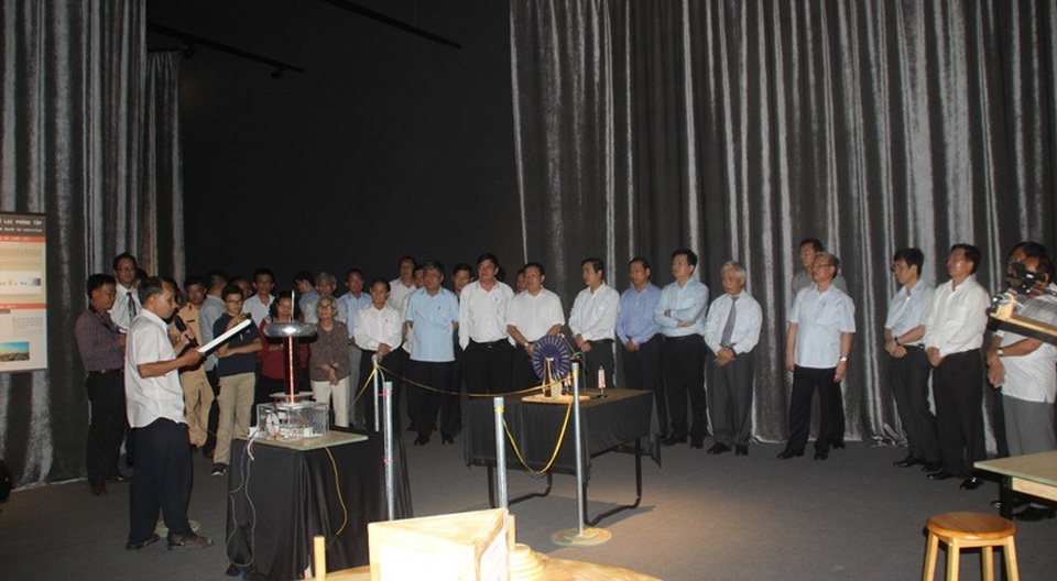 "Khoa học phải mở đường cho đất nước phát triển" - 3 Đoàn công tác Trung ương thăm khu nhà quan sát vũ trụ.