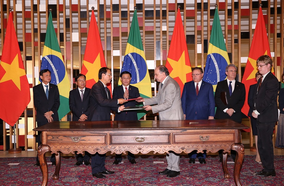 Brasil coi trọng vị thế của Việt Nam tại khu vực Đông Nam Á - 4 Việt Nam và Brasil đã ký các văn kiện hợp tác gồm Hiệp định cấp Chính phủ về hợp tác hàng không