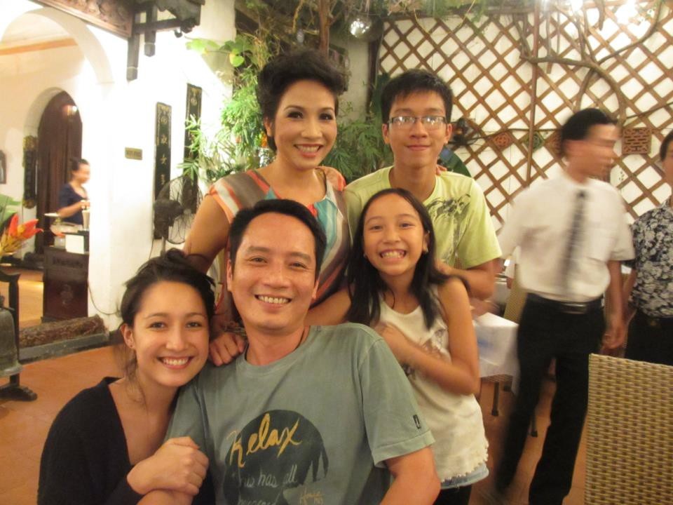 4 diva hàng đầu Việt Nam: người hạnh phúc an yên, kẻ truân chuyên lỡ dở - 14 Tổ ấm hạnh phúc của cặp đôi bên các con riêng, con chung.