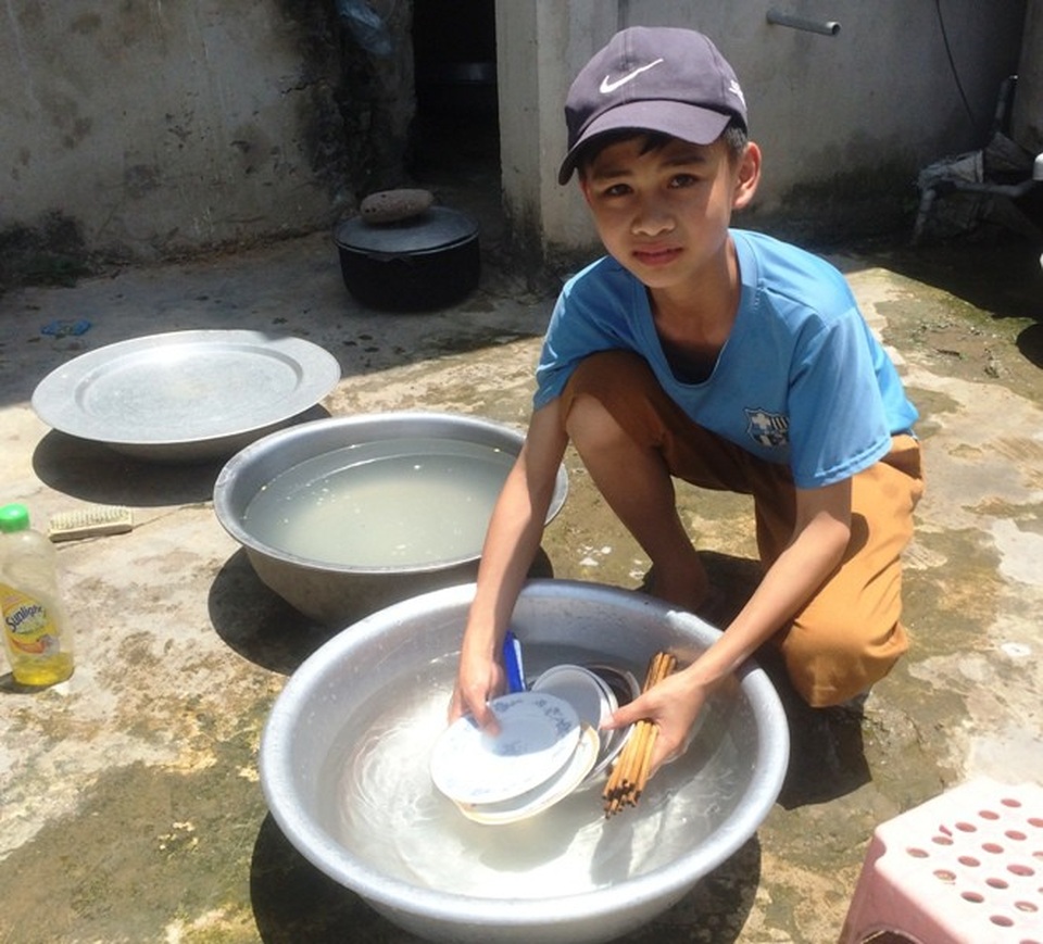 Hàng trăm hộ dân miền núi lâm cảnh thiếu nước sinh hoạt trầm trọng - 6 Do thiếu nước trầm trọng nên người dân phải tiết kiệm hết mức có thể.