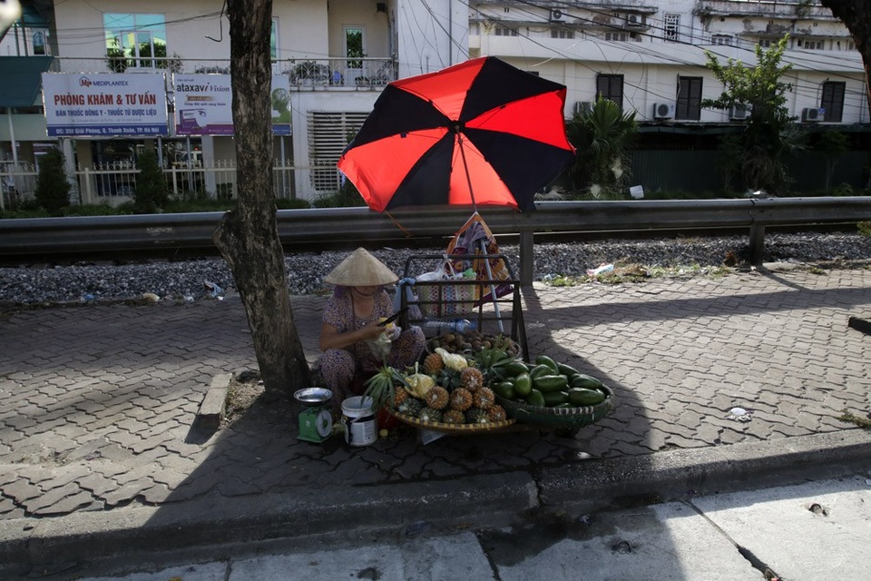 "Cực hình" dưới nắng nóng đỉnh điểm ở Hà Nội - 14 "Cực hình" dưới nắng nóng đỉnh điểm ở Hà Nội - 14