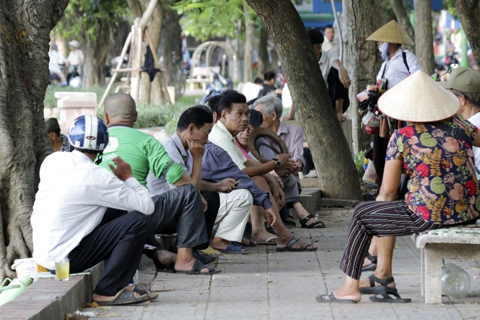 "Cực hình" dưới nắng nóng đỉnh điểm ở Hà Nội - 7
Người dân tìm kiếm bóng mát nghỉ ngơi trong khi nền nhiệt lên cao.