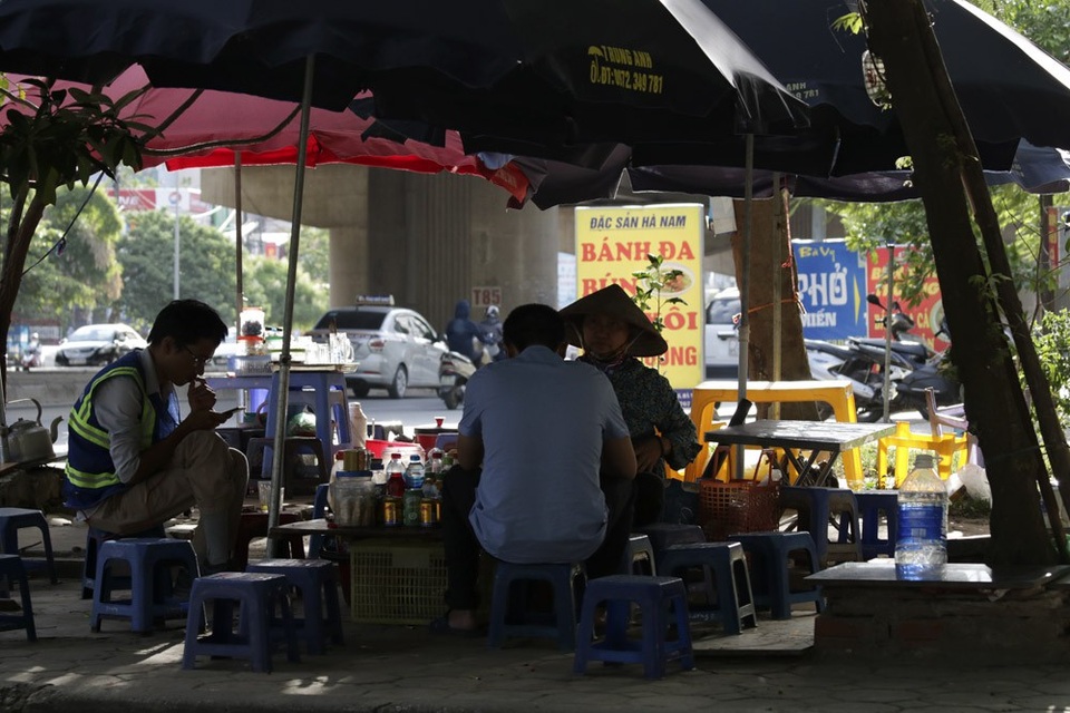 "Cực hình" dưới nắng nóng đỉnh điểm ở Hà Nội - 9
Đường phố vắng vẻ, các hàng quán cũng vắng khách hơn, chỉ có các quán trà đá là đông khách vì nhu cầu giải khát tăng cao.