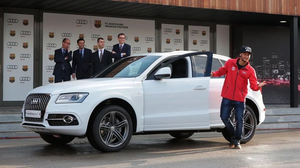
Năm 2013, trong chương trình tài trợ xe cho FC Barcelona, hãng Audi đã tặng Neymar một chiếc Audi Q5 động cơ 3.0 TDI màu trắng. (Ảnh: Audi)
