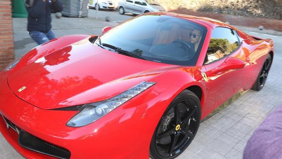 
Siêu xe Ferrari 458 Spider được trang bị động cơ V8 4.5L, cho công suất 562 mã lực và mô-men xoắn cực đại 540 Nm. Xe có khả năng tăng tốc 0-100 km/h trong 3,4 giây, trước khi đạt vận tốc tối đa 319 km/h. (Ảnh: MD)
