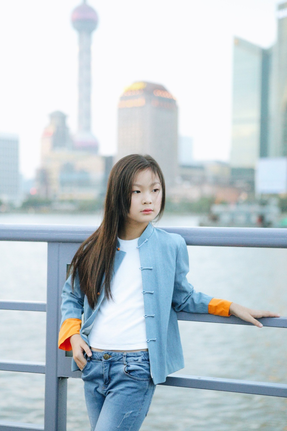Mẫu nhí 10 tuổi “thần thái” như bản sao siêu mẫu số 1 châu Á - 11 Được biết trong tháng 6 vừa qua, Dịch Huyên là một trong 3 gương mặt người mẫu nhí tại Việt Nam được tuyển chọn tham gia chuyến đi khám phá Thượng Hải.