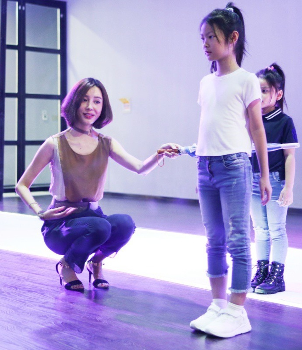 Mẫu nhí 10 tuổi “thần thái” như bản sao siêu mẫu số 1 châu Á - 4 Ngay từ khi chỉ mới 8 tuổi, cô bé đã được gia đình cho tham gia những khoá học năng khiếu để tự tin hơn khi đứng trước đám đông và thể hiện bản lĩnh cũng như tài năng của chính mình.
