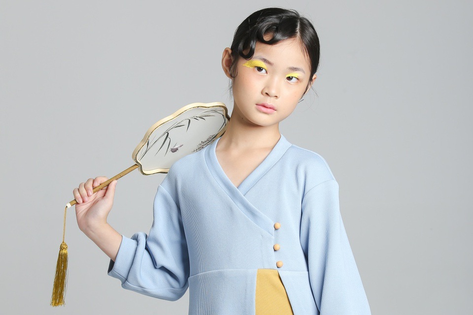 Mẫu nhí 10 tuổi “thần thái” như bản sao siêu mẫu số 1 châu Á - 2 Dịch Huyên sinh ngày 3/12/2008, năm nay tròn 10 tuổi và mang trong mình hai dòng máu lai Việt Nam - Trung Quốc.