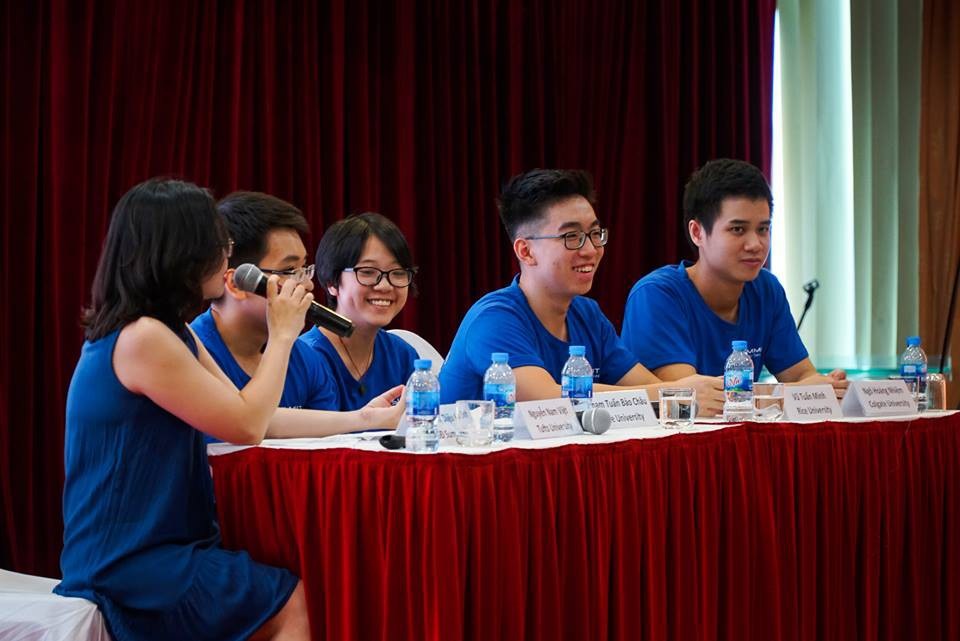 Muốn xin nhiều học bổng nhất vào ĐH Mỹ, nên nộp hồ sơ ở thời điểm nào? - 1 Các diễn giả chia sẻ chiến lược nộp hồ sơ nhằm tối ưu hóa khả năng giành học bổng.