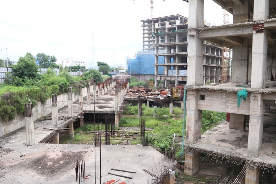Cảnh hoang tàn ở tổ hợp chung cư "khủng" đắp chiếu nhiều năm - 4
Cận cảnh một góc công trường sau nhiều năm bi dừng thi công.