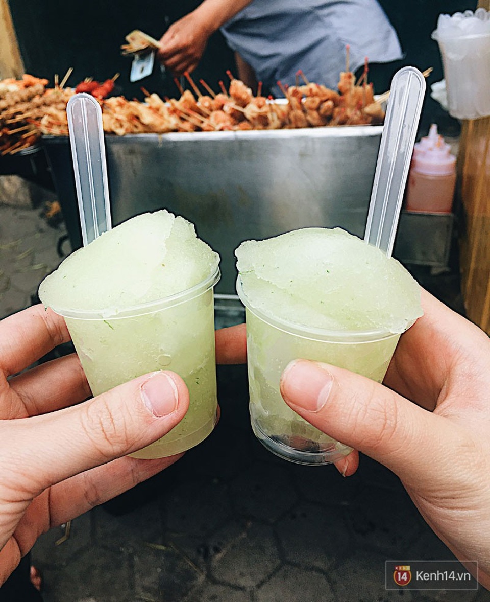 Nắng nóng khủng khiếp: Giải nhiệt với những món 5.000 đồng - 1
Kem chanh đá bào giá 3.000-5.000 đồng/cốc tùy loại to nhỏ. Món kem này thực chất là chanh được xay với đá bào có màu xanh non tươi mát, vị hơi chua chua, thanh thanh, thỉnh thoảng còn nhìn thấy một vài sợi vỏ chanh lẫn vào. Kem được lấy từ thùng xốp cho vào ốc quế hay những cốc nhựa nhỏ dùng thìa để xúc, thậm chí cũng chẳng cần dùng thìa, cứ cho lên miệng rồi mút từng tí một. Kem chanh thường được bán ở các cổng trường và vẫn luôn là món thu hút rất nhiều học sinh ghé vào.