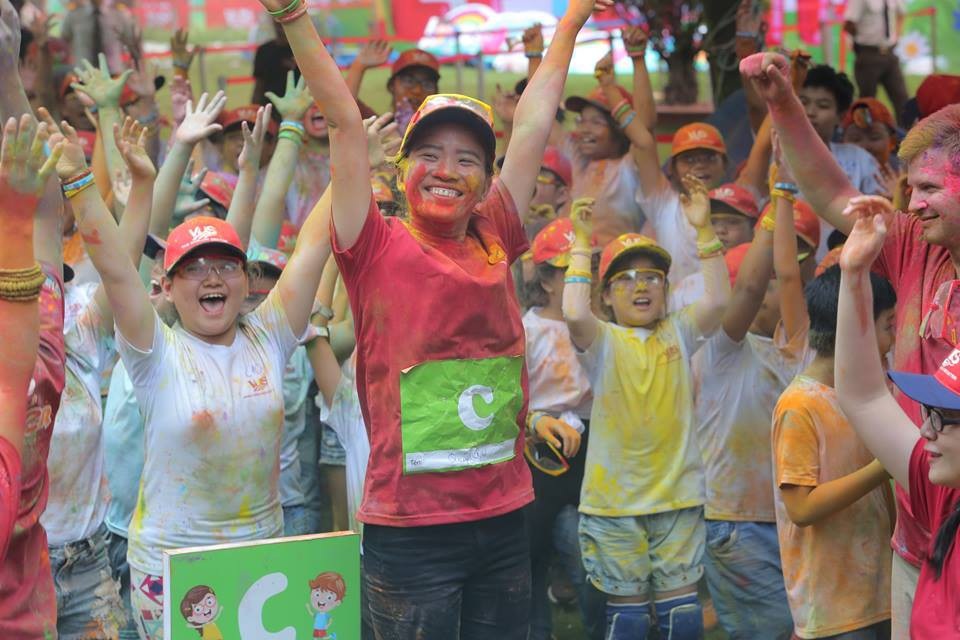 Những nụ cười tuổi thơ trong trại hè ý nghĩa - 10
Trại hè Đường Chạy Hạnh Phúc kết thúc trong niềm hân hoan của các em thiếu nhi. Qua đó, các em không chỉ thu hoạch được những bài học kỹ năng tiếng Anh, mà còn có nụ cười khi được vui chơi và được giúp đỡ các bạn nhỏ kém may mắn.
