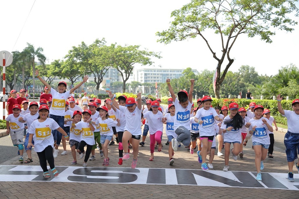 Những nụ cười tuổi thơ trong trại hè ý nghĩa - 5
Chờ các em tại đích đến là những trò chơi vui học tiếng Anh cùng giáo viên bản ngữ và những hoạt động tập thể như nhảy flash mob, tung bột màu,…