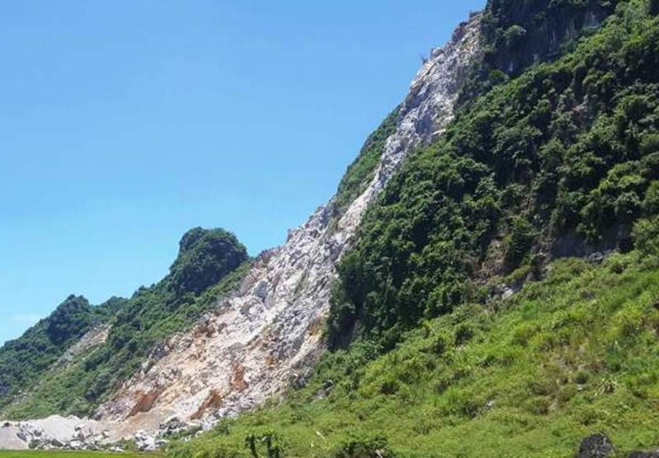 Khoan đá nổ mìn, một người rơi từ độ cao 50m tử vong - 1 Hiện trường nơi xảy ra vụ tai nạn