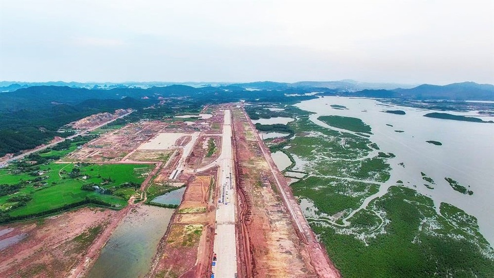 Quảng Ninh tiếp tục đề xuất hoàn thiện Luật Đặc khu và xây khu kinh tế với Trung Quốc - 1 Sân bay Quốc tế Vân Đồn (Quảng Ninh)
