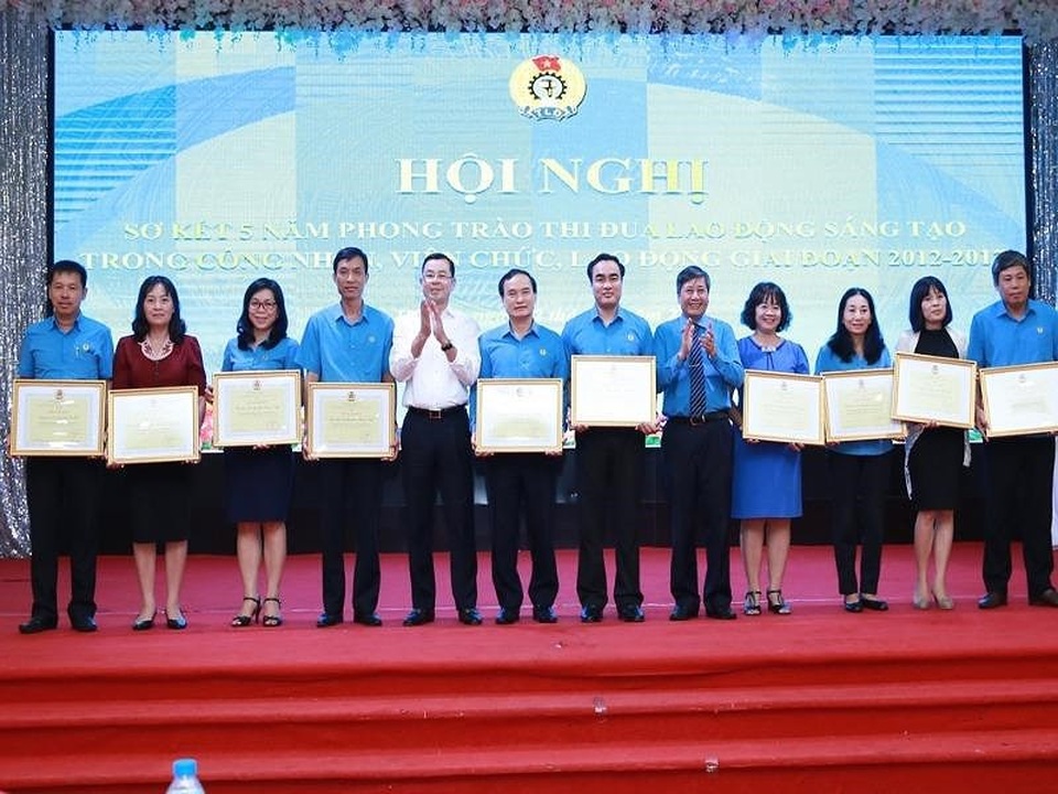 Nhiều sáng kiến, đề tài ngàn đô la đến từ các đoàn viên công đoàn - 1
Đại diện Tổng LĐLĐ VN trao bằng khen tới các công nhân viên lao động có sáng kiến