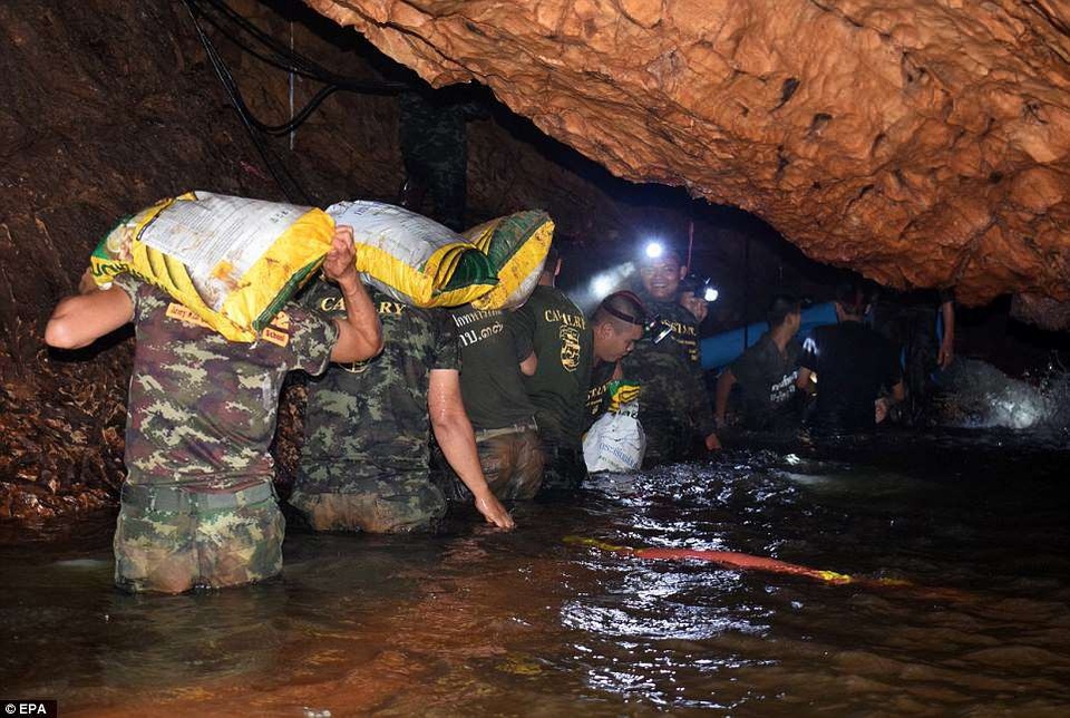 9 ngày “nghẹt thở” tìm kiếm đội bóng Thái Lan mắc kẹt trong hang - 5
Binh sĩ Thái Lan vận chuyển trang thiết bị nhu yếu phẩm vào trong hang để lập trạm cứu hộ tạm. (Ảnh: EPA)