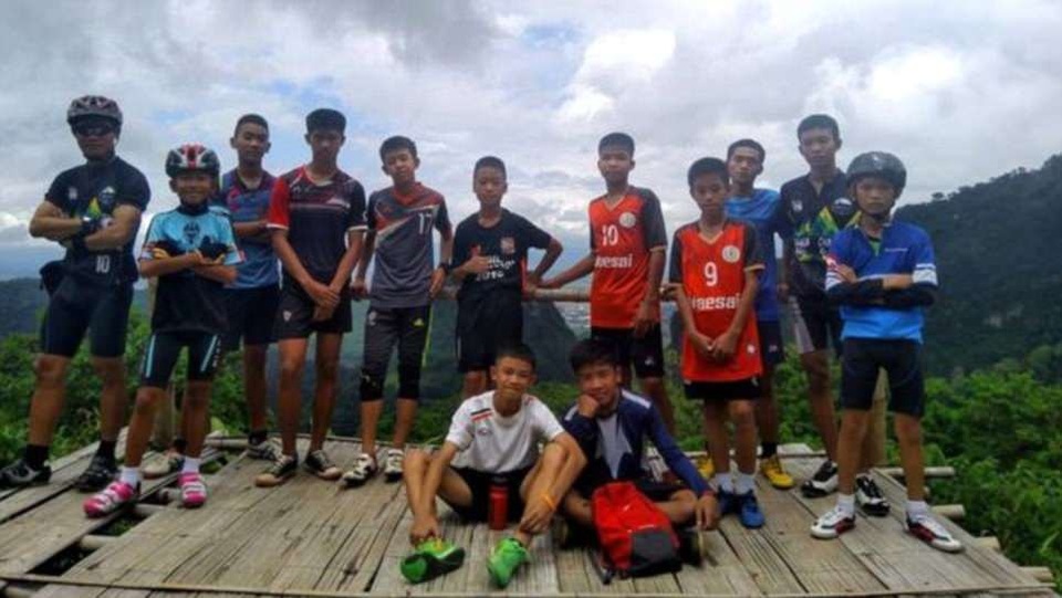 9 ngày “nghẹt thở” tìm kiếm đội bóng Thái Lan mắc kẹt trong hang - 1
12 cầu thủ và huấn luyện viên đội bóng. (Ảnh: EPA)