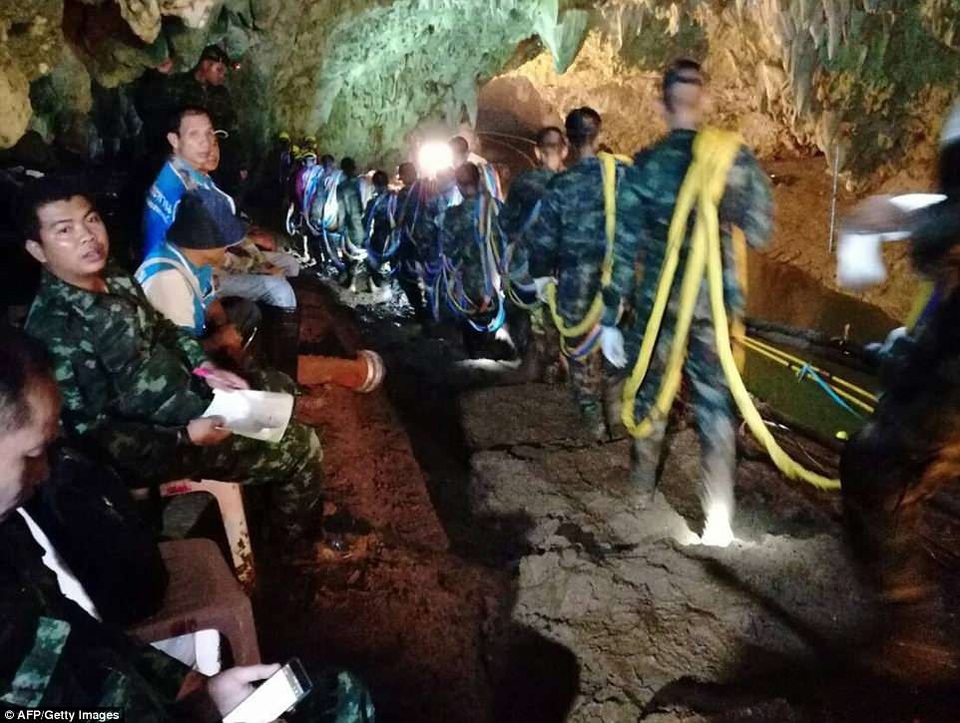 Hình ảnh đầu tiên của đội bóng Thái Lan sống sót thần kỳ sau 9 ngày mắc kẹt - 4
Các bạn đã rất mạnh mẽ. Thứ Hai, hôm nay là thứ Hai. Các bạn đã ở đây 9 ngày, một nhân viên cứu hộ xúc động nói. (Ảnh: Reuters)