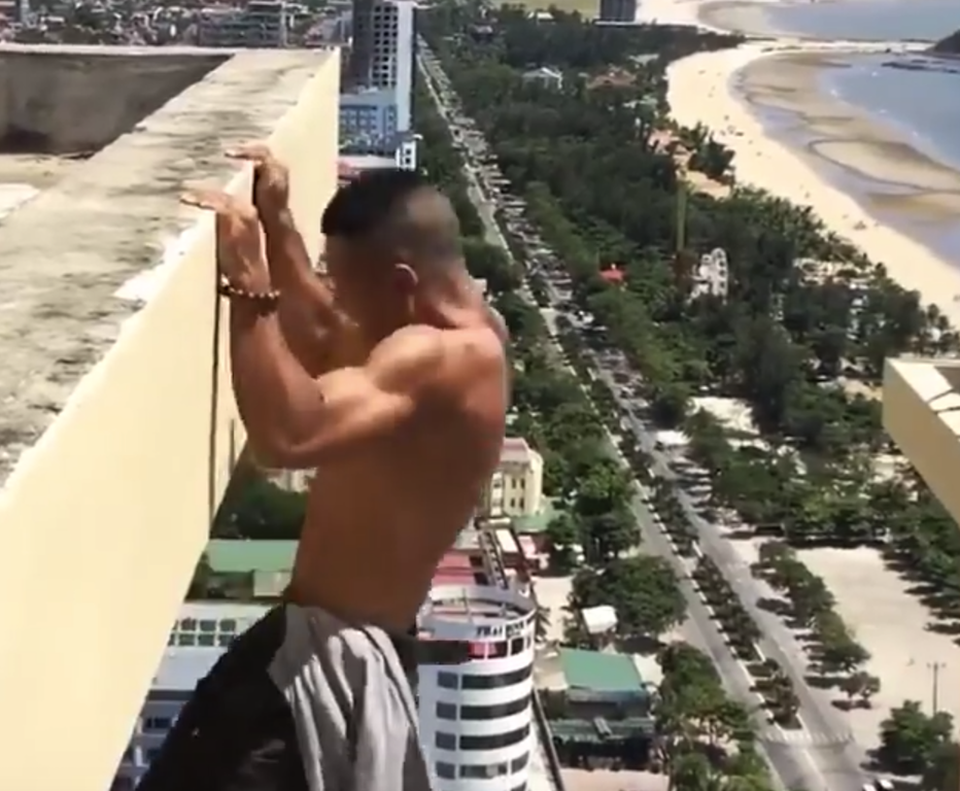 "Thót tim" xem clip nam thanh niên leo ra ngoài tầng thượng khách sạn... tập thể dục - 2 "Thót tim" xem clip nam thanh niên leo ra ngoài tầng thượng khách sạn... tập thể dục - 2