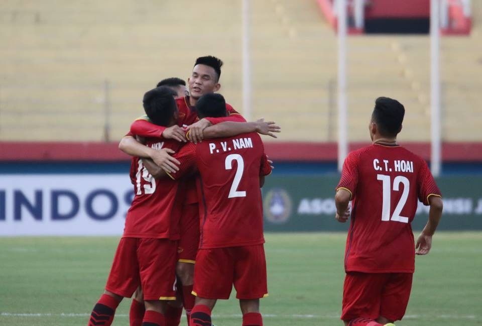 U19 Việt Nam thắng đậm U19 Philippines và vươn lên dẫn đầu bảng - 3
Niềm vui chiến thắng của U19 Việt Nam