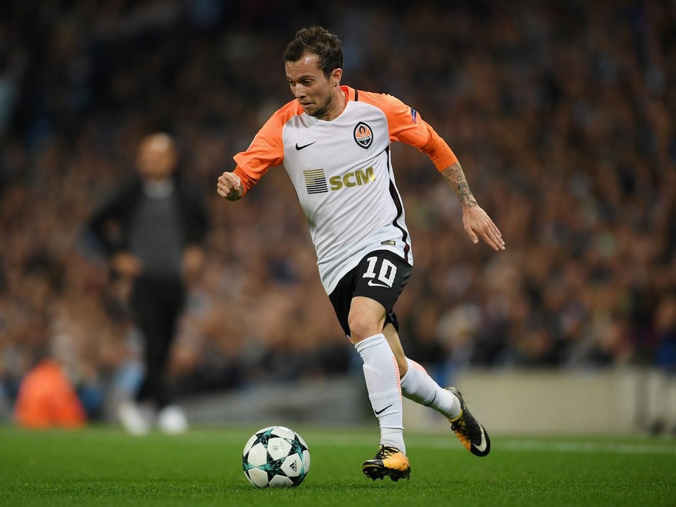 Đội hình những ngôi sao vẫn “bơ vơ” ở “chợ Hè” 2018 - 7
Tiền vệ người Brazil chia tay Shakhtar Donetsk sau khi hết hạn hợp đồng. Ở tuổi 25, anh vẫn còn có thể phát triển hơn nữa. Dù nhận được nhiều lời mời nhưng Bernard vẫn chưa quyết định chuyển tới CLB nào.