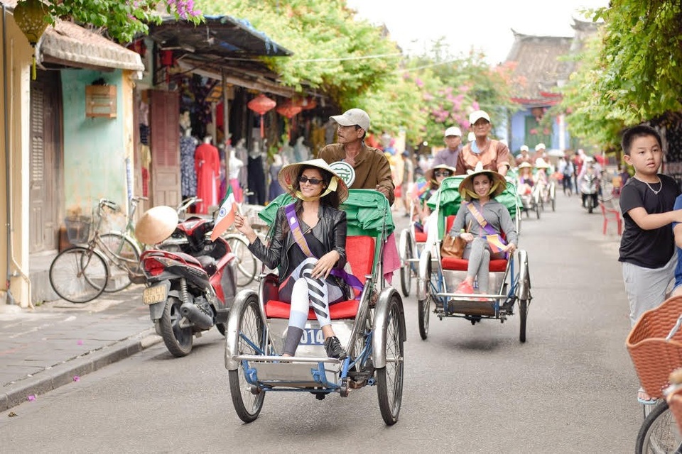 Thí sinh hoa hậu Đại sứ du lịch thế giới “khuấy động” phố cổ Hội An - 12 Dạo quanh phố cổ Hội An bằng xích-lô