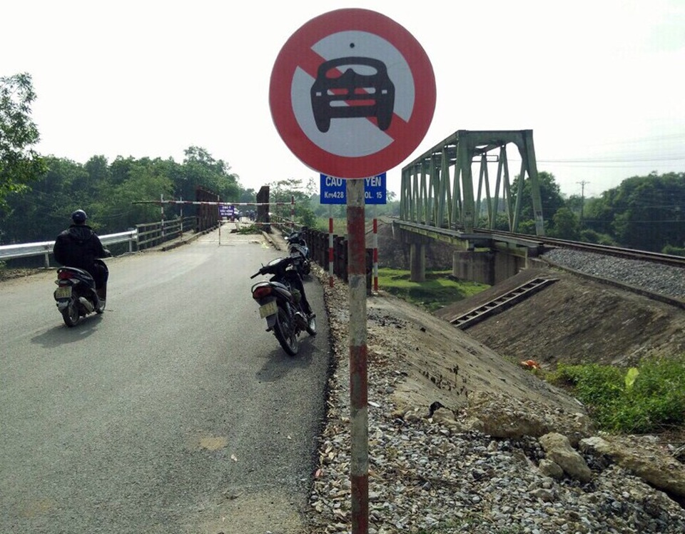 Cầu thủng "há miệng" chờ người rơi xuống sông - 10 Trước sự xuống cấp quá nghiêm trọng của cây cầu đơn vị quản lý Quốc lộ 15 đã cắm biển cấm ô tô, các loại xe cơ giới lưu thông qua cầu nhằm đảm bảo an toàn tính mạng của người dân.