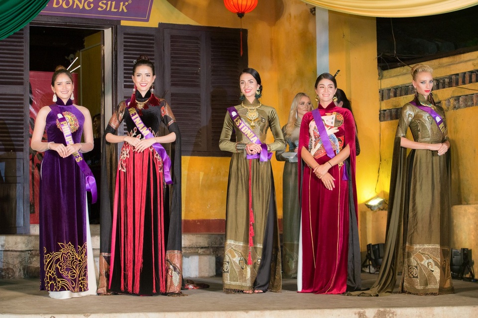 Thí sinh hoa hậu Đại sứ du lịch thế giới “khuấy động” phố cổ Hội An - 2 Top 5 trong bộ sưu tập áo dài