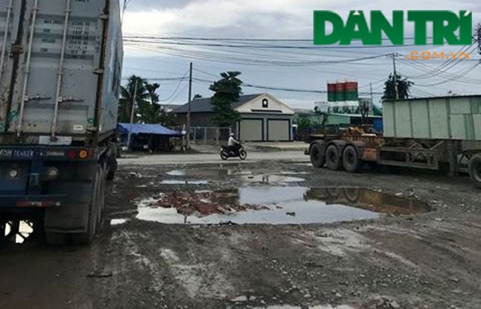 Nghi án mất trộm cả chiếc xe đầu kéo container - 1 Khu vực tài xế đậu xe đầu kéo và trình báo phương tiện không cánh mà bay.